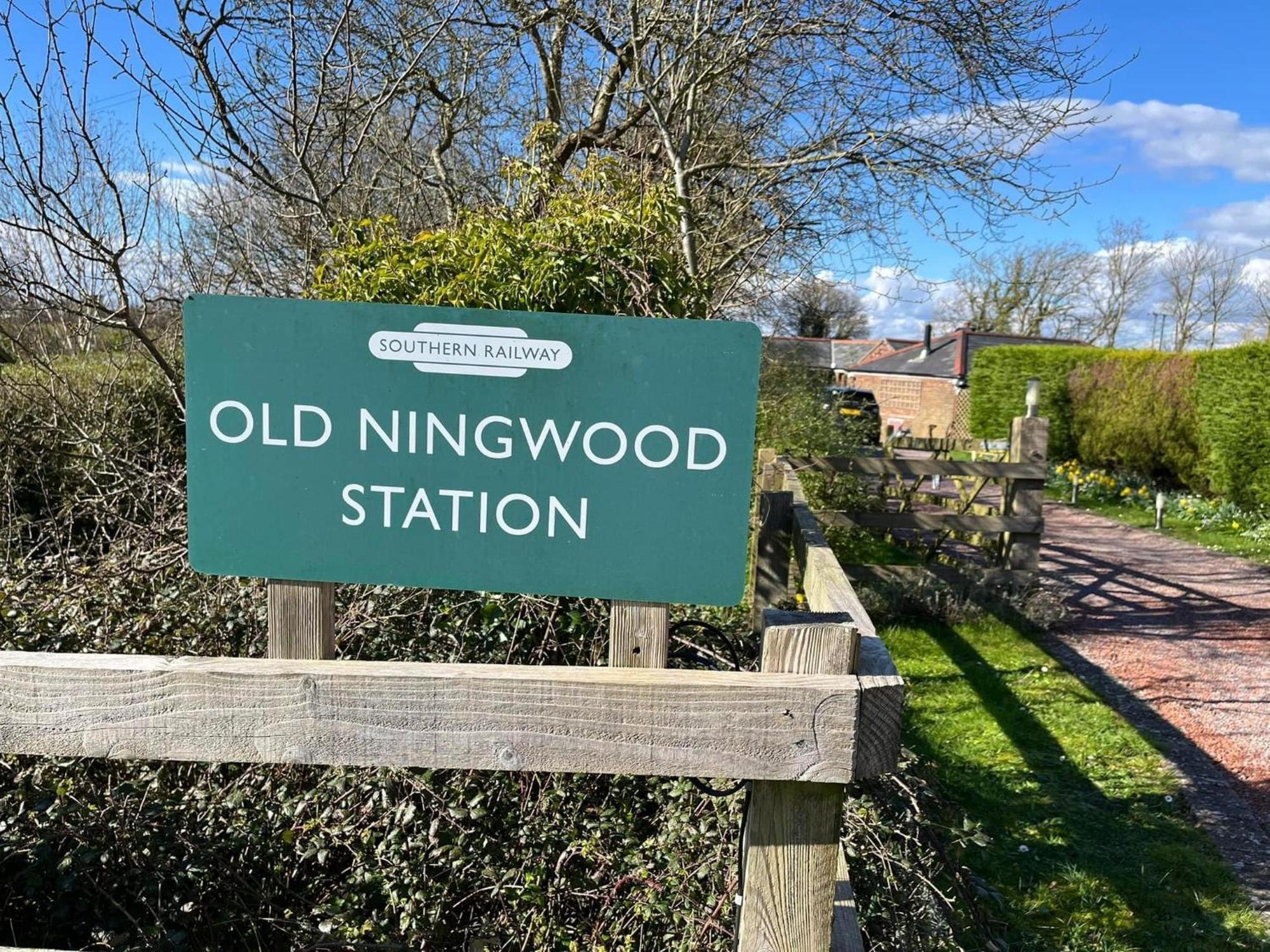 Old Ningwood Station Bed & Breakfast, Ningwood, Isle Of Wight Po41 0Tg Brook  Exterior photo